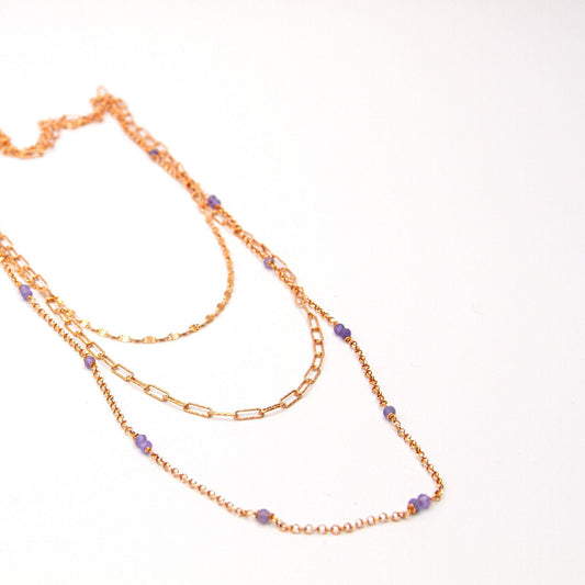 Collana or rose a tre fili in lunghezze calibrate con pietre di tanzanite.